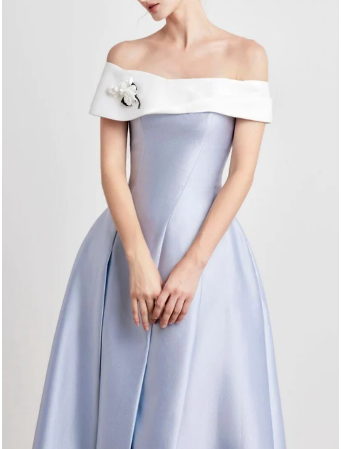 Abito da sera a trapezio, elegante, formale, lunghezza tè, manica corta, spalle scoperte, in raso con pieghe e fiori sulle spalle